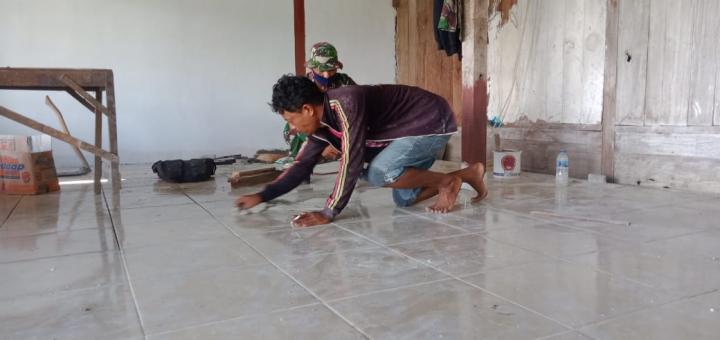 Pasang Nat Keramik, Satgas TMMD Bojonegoro Selesaikan Bedah Rumah Aladin